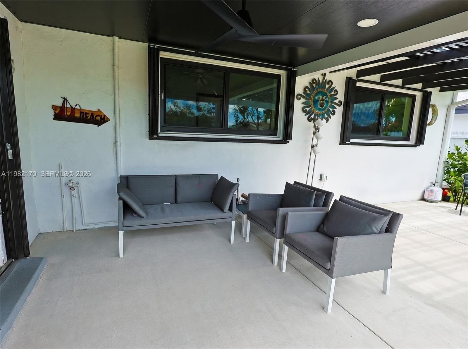 9460 Martinique Dr, Cutler Bay FL 33189 — 32
