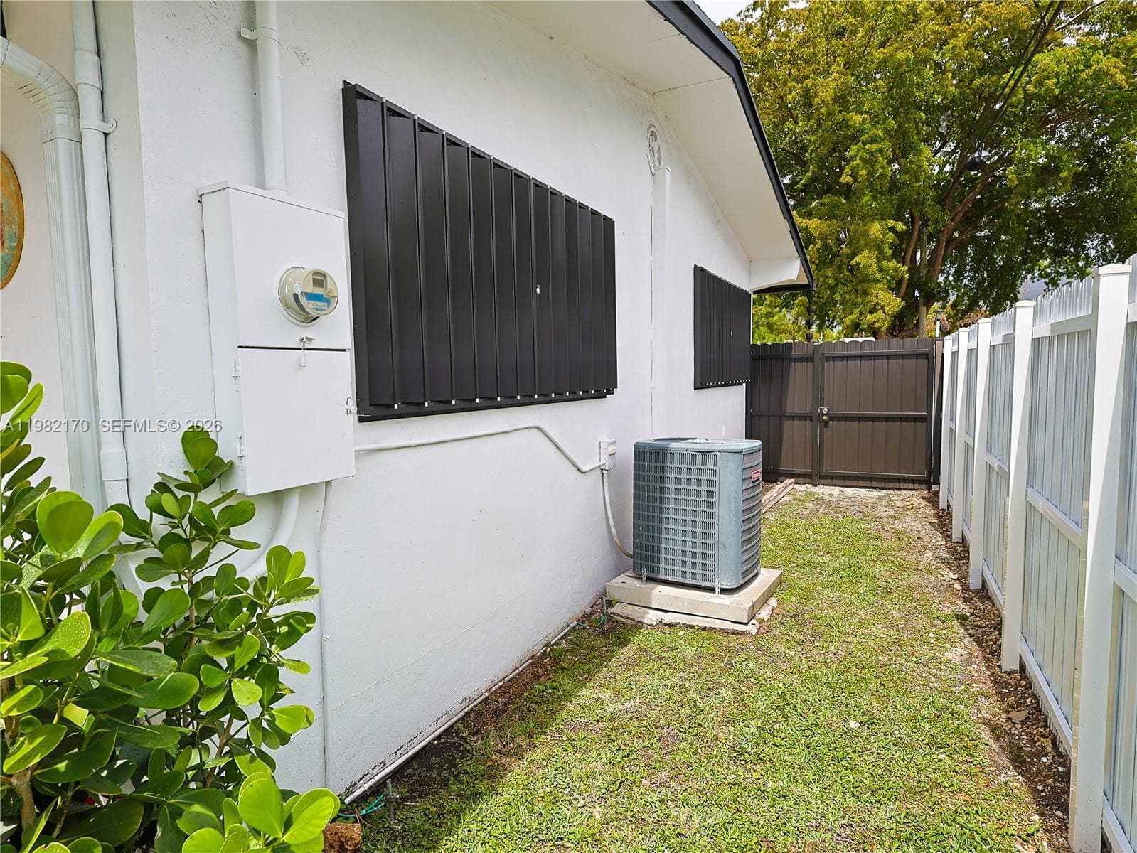 9460 Martinique Dr, Cutler Bay FL 33189 — 38