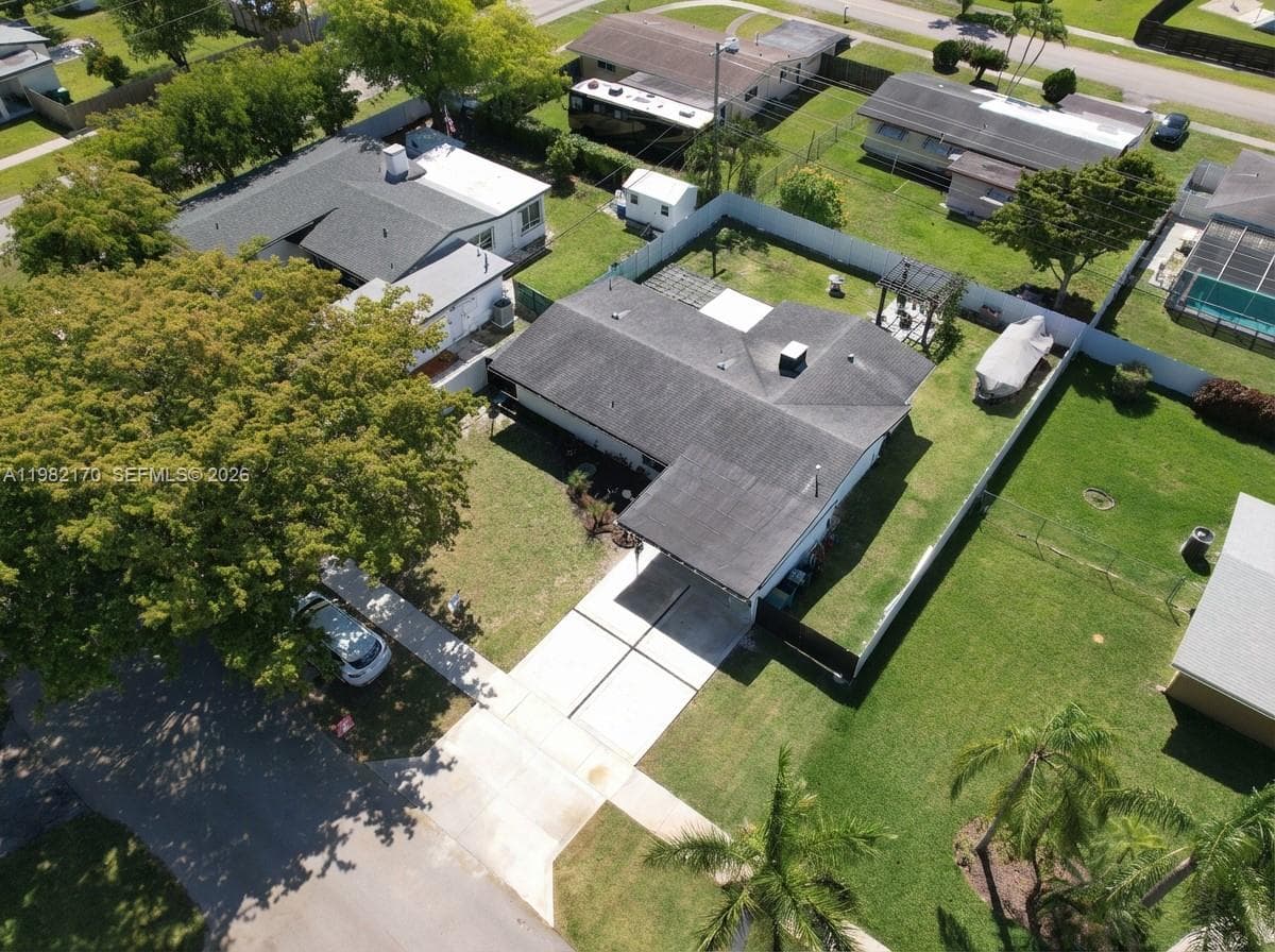 9460 Martinique Dr, Cutler Bay FL 33189 — 50