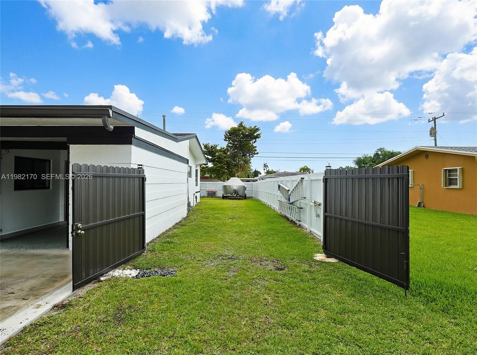 9460 Martinique Dr, Cutler Bay FL 33189 — 44
