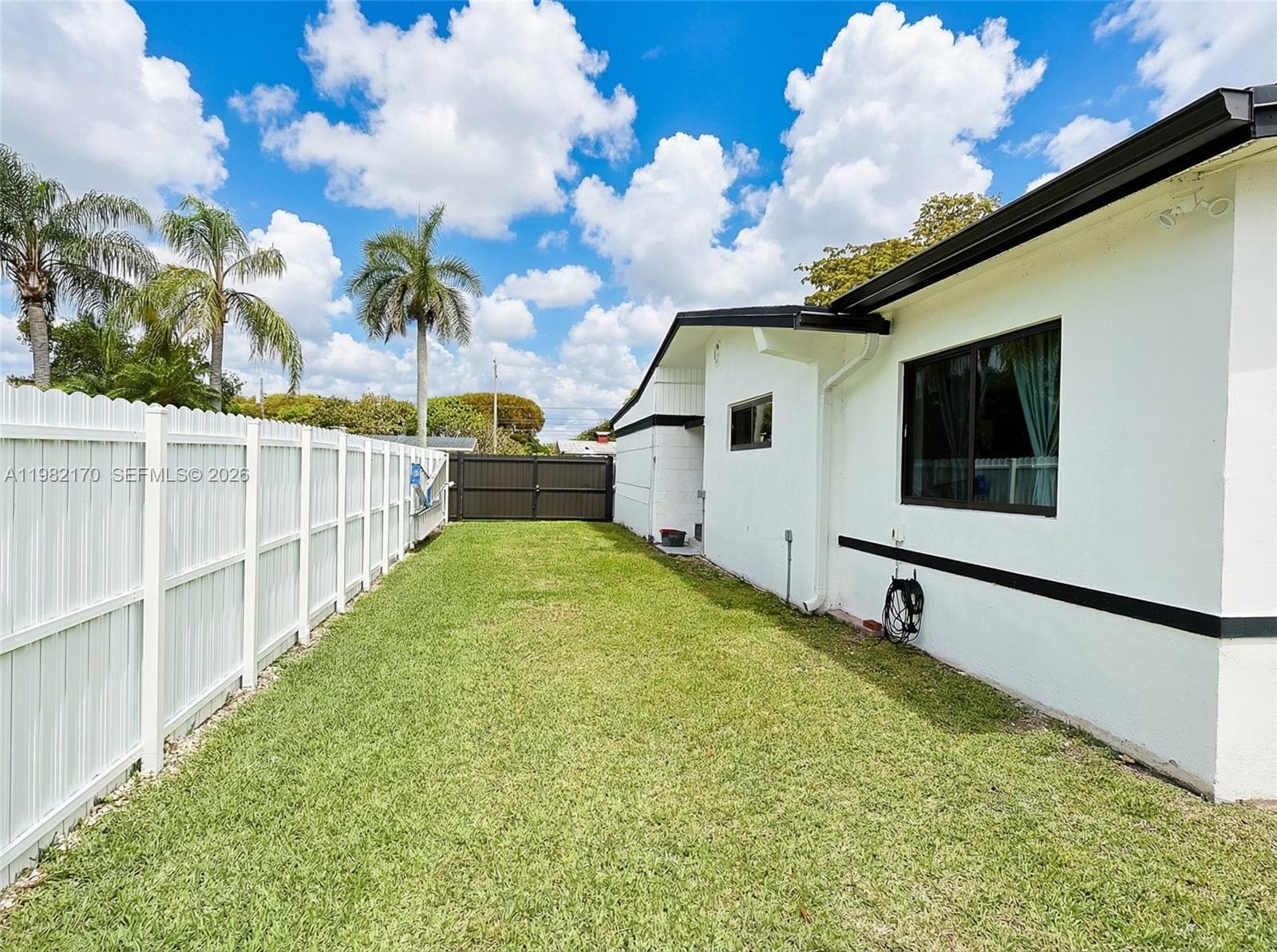 9460 Martinique Dr, Cutler Bay FL 33189 — 40