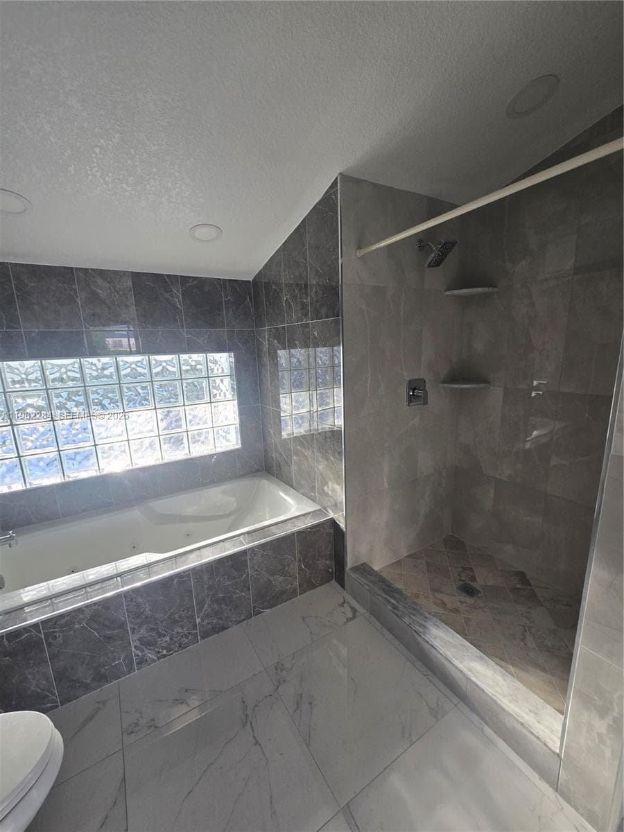 252 NE 212th Ter, Miami FL 33179 — 16