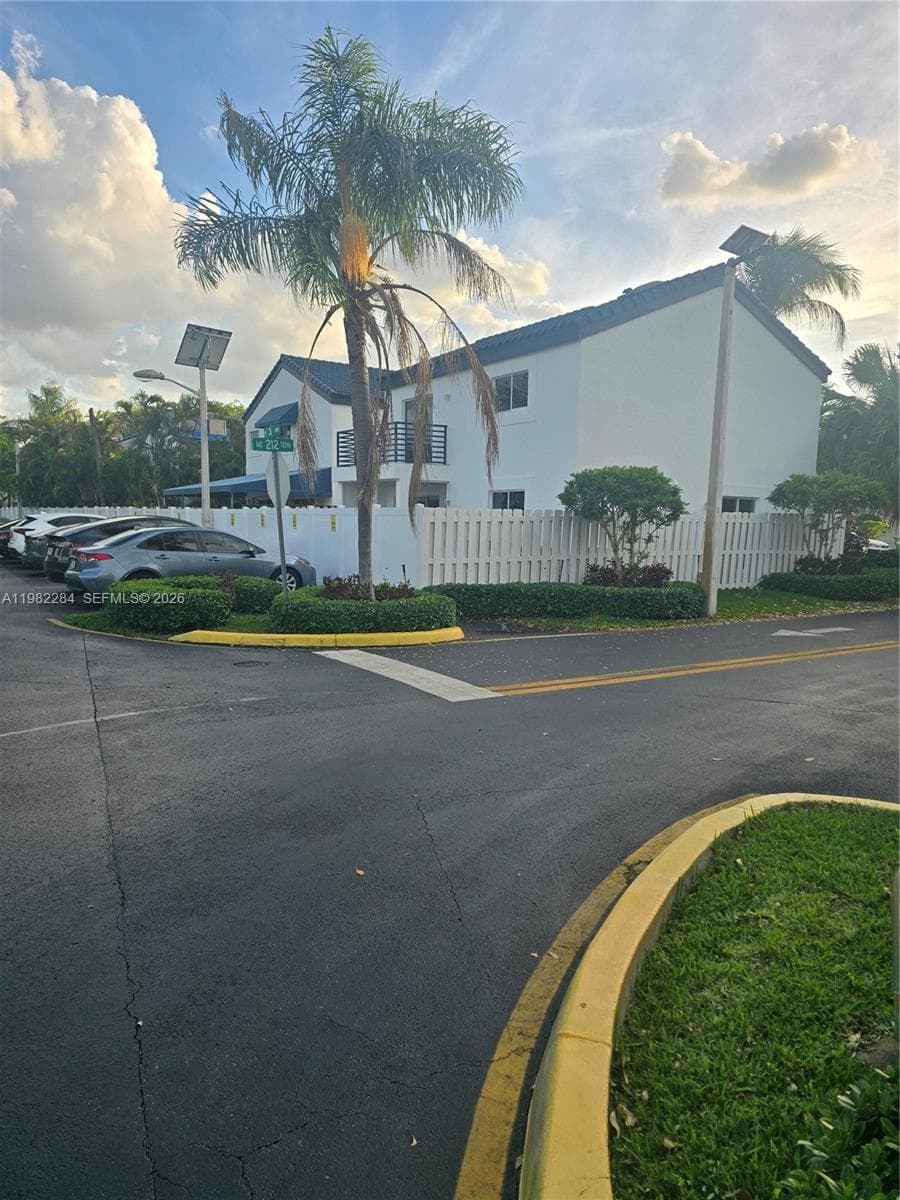 252 NE 212th Ter, Miami FL 33179 — 1