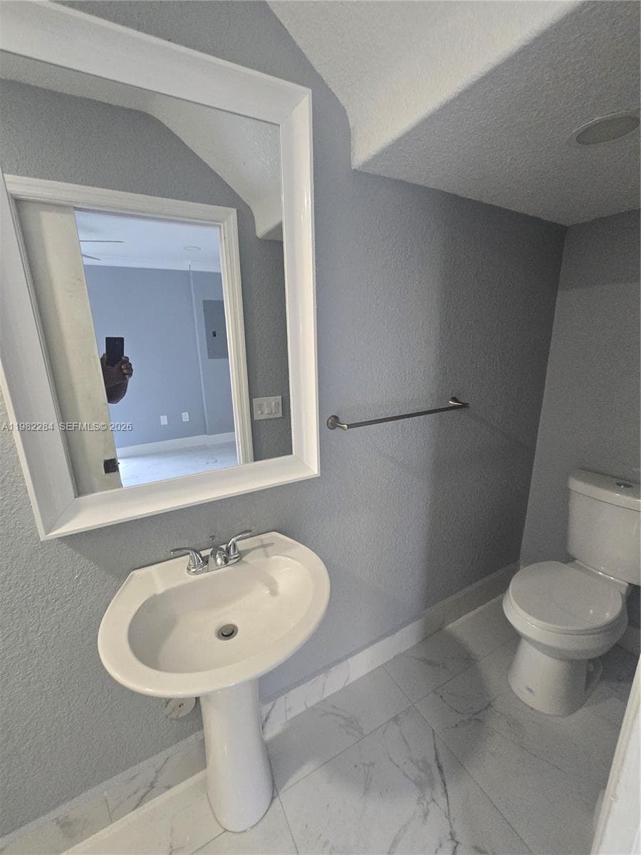 252 NE 212th Ter, Miami FL 33179 — 10