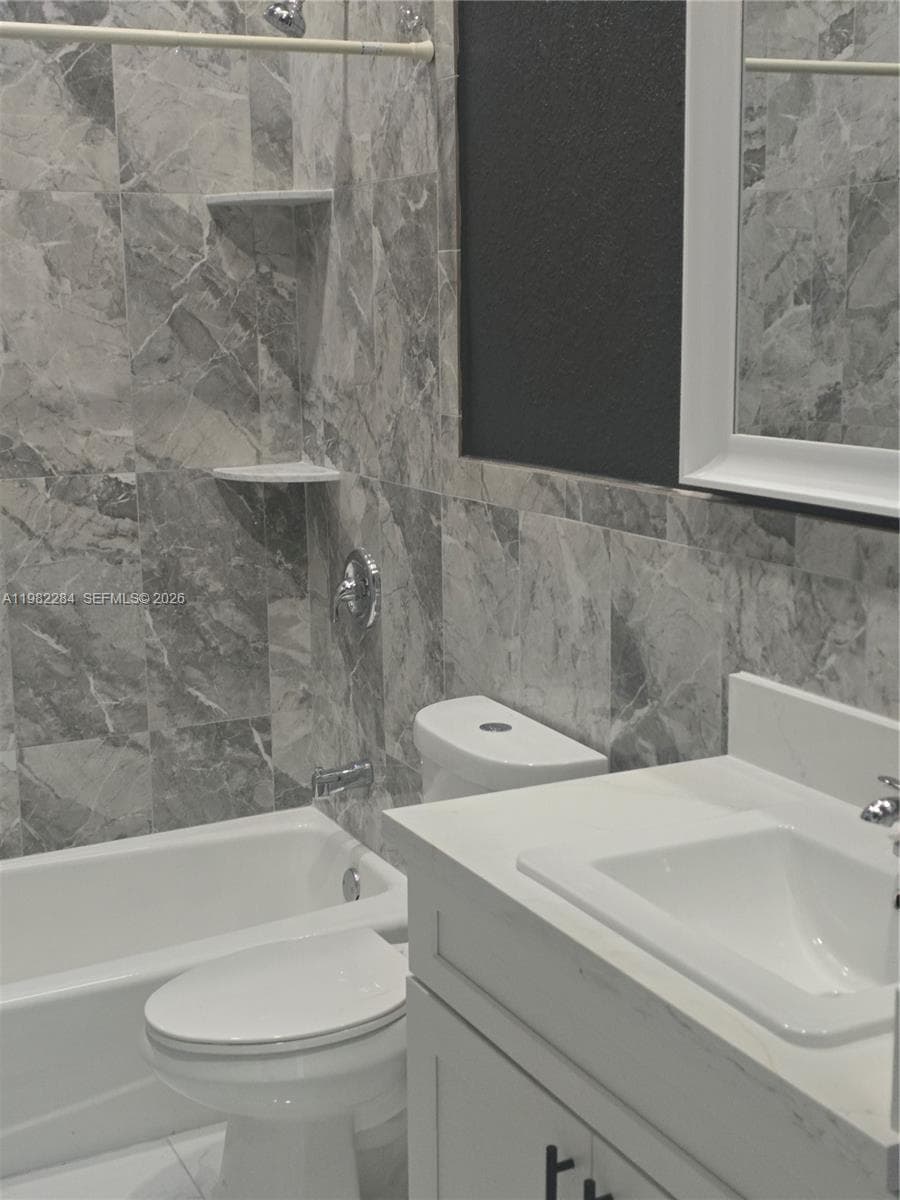 252 NE 212th Ter, Miami FL 33179 — 18