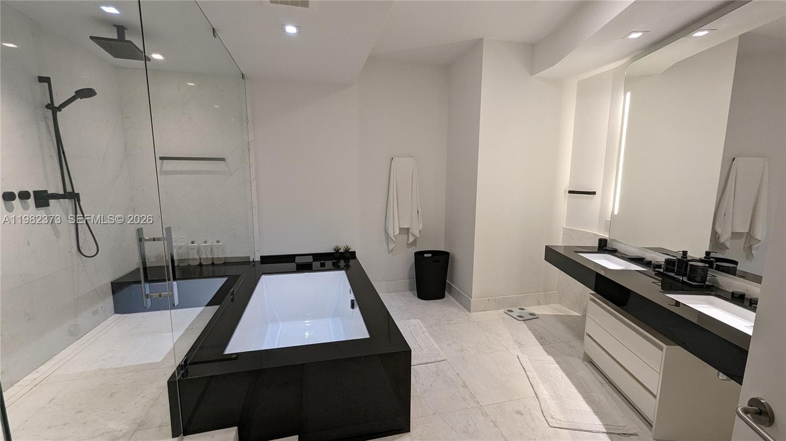 18555 Collins Ave. # 3005, Sunny Isles Beach FL 33160 — 29