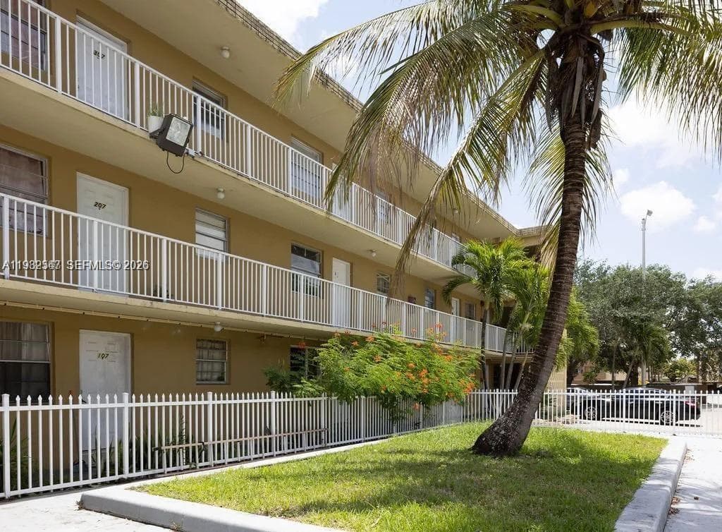 975 W 74 Street # 301, Hialeah FL 33012 — 1