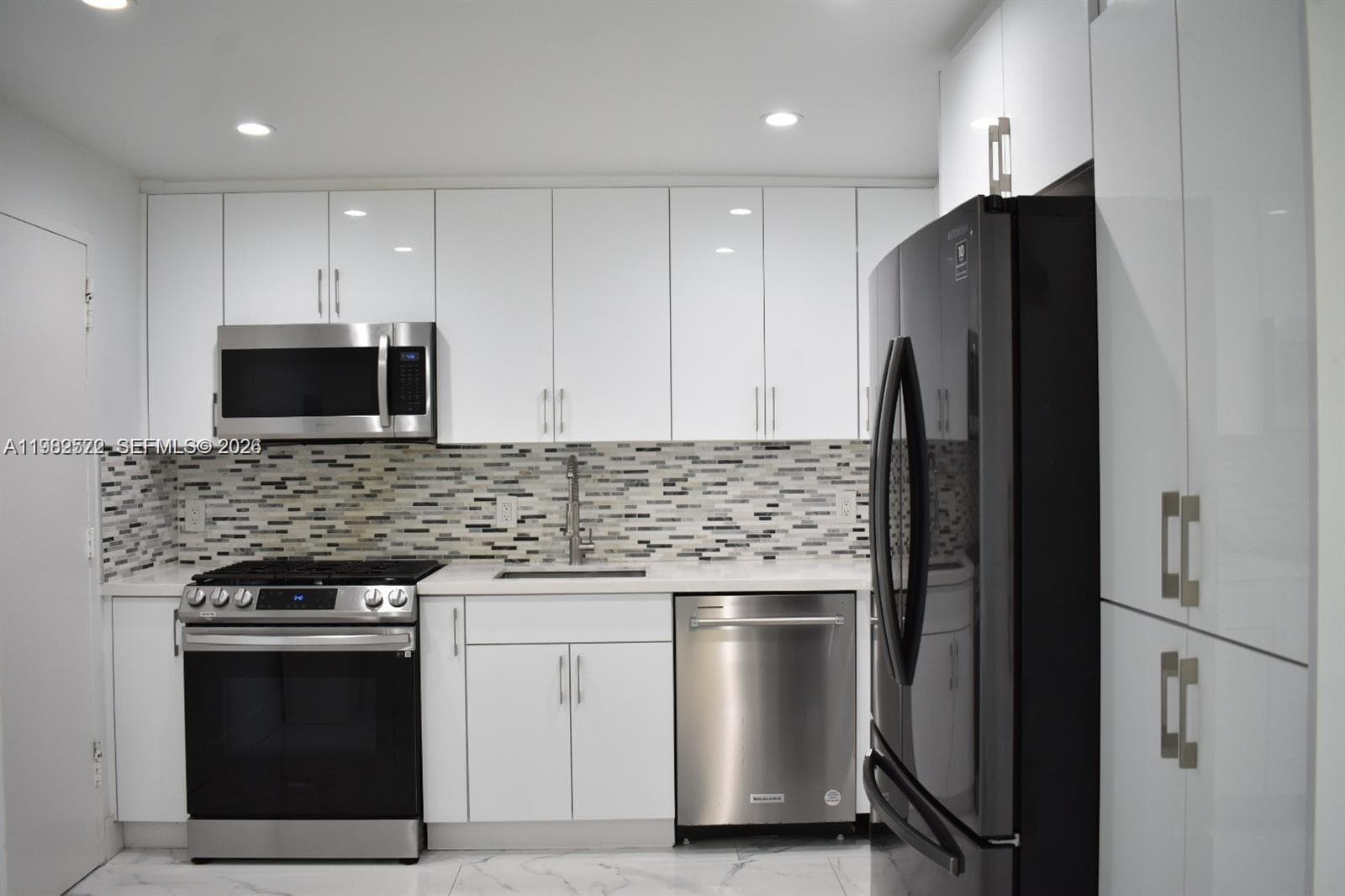 8024 Tatum Waterway Dr # 5A, Miami Beach FL 33141 — 1