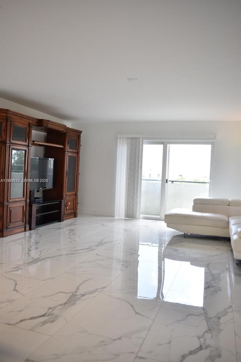 8024 Tatum Waterway Dr # 5A, Miami Beach FL 33141 — 5
