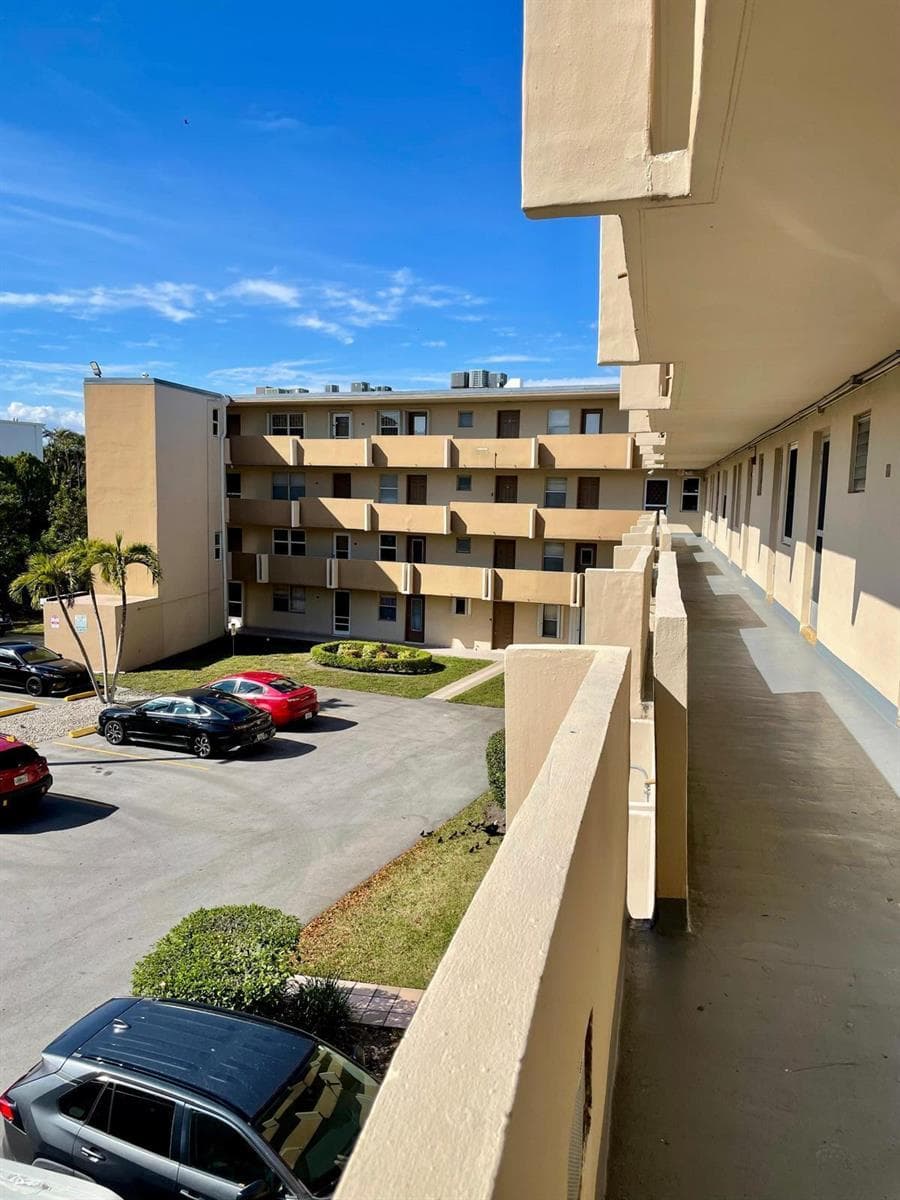 1401 NE 191st Street, Miami FL 33179 — 21