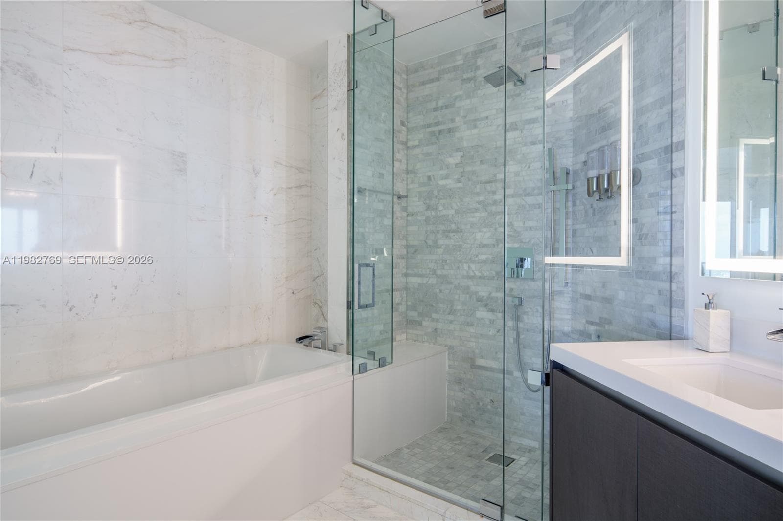 851 NE 1st Ave # 4406, Miami FL 33132 — 17