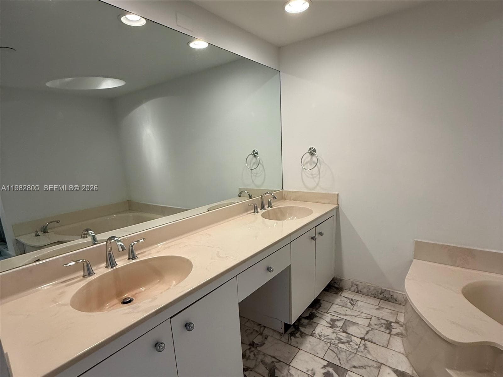 4000 Towerside Ter # 1401, Miami FL 33138 — 17