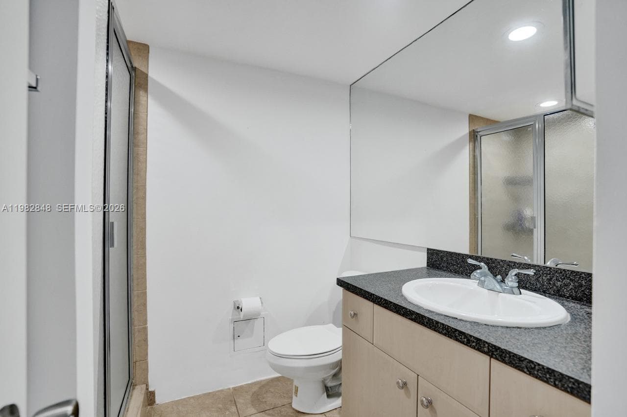 5600 Collins Ave # 5R, Miami Beach FL 33140 — 32