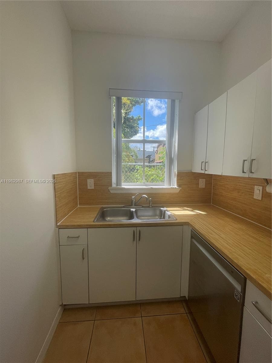 3421 SW 25th St # 01, Miami FL 33133 — 16