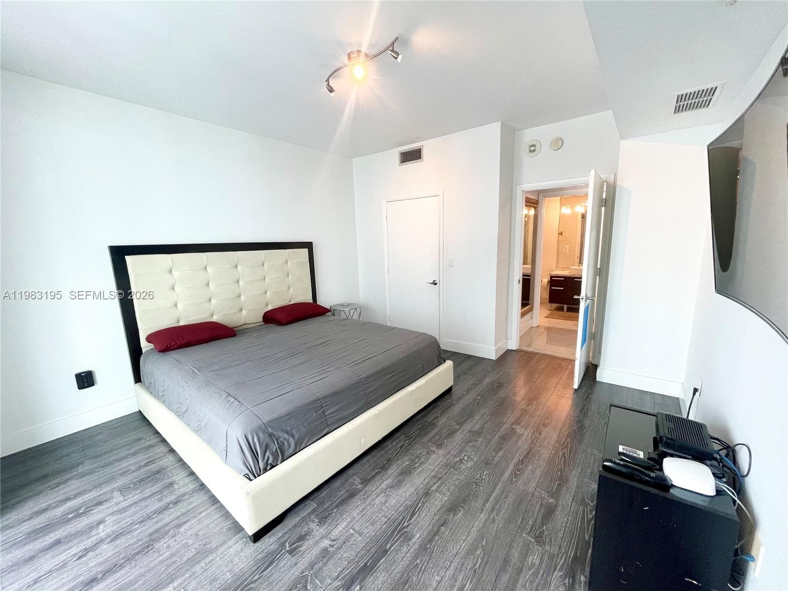 253 NE 2nd St # 2506, Miami FL 33132 — 27
