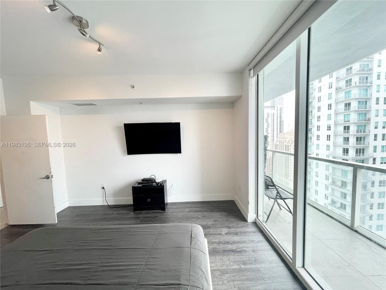 253 NE 2nd St # 2506, Miami FL 33132 — 26