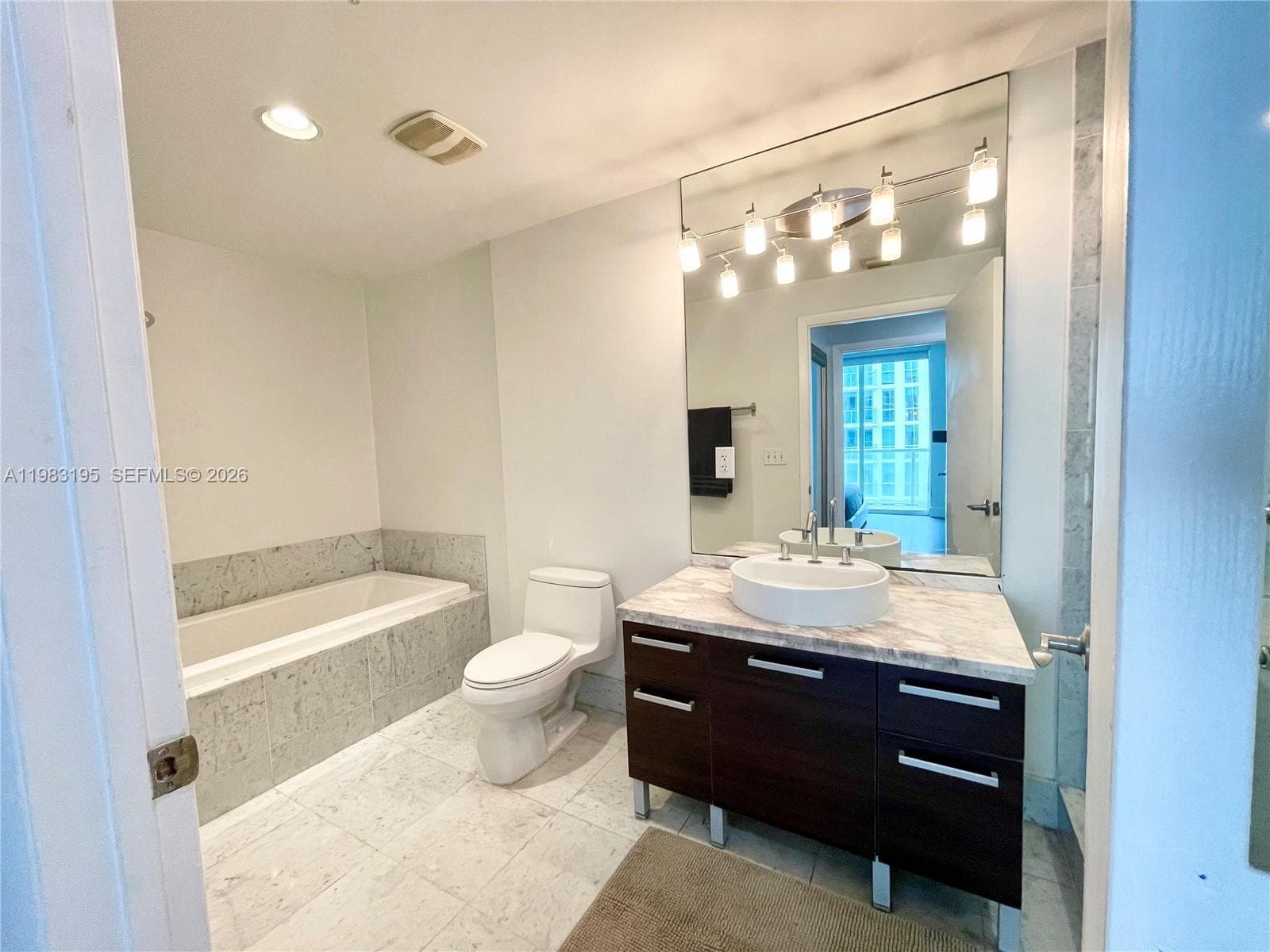 253 NE 2nd St # 2506, Miami FL 33132 — 29