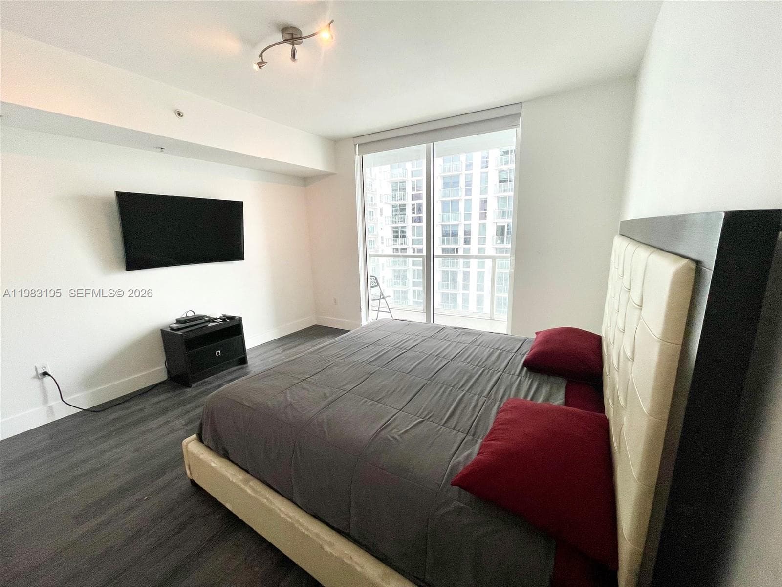 253 NE 2nd St # 2506, Miami FL 33132 — 25