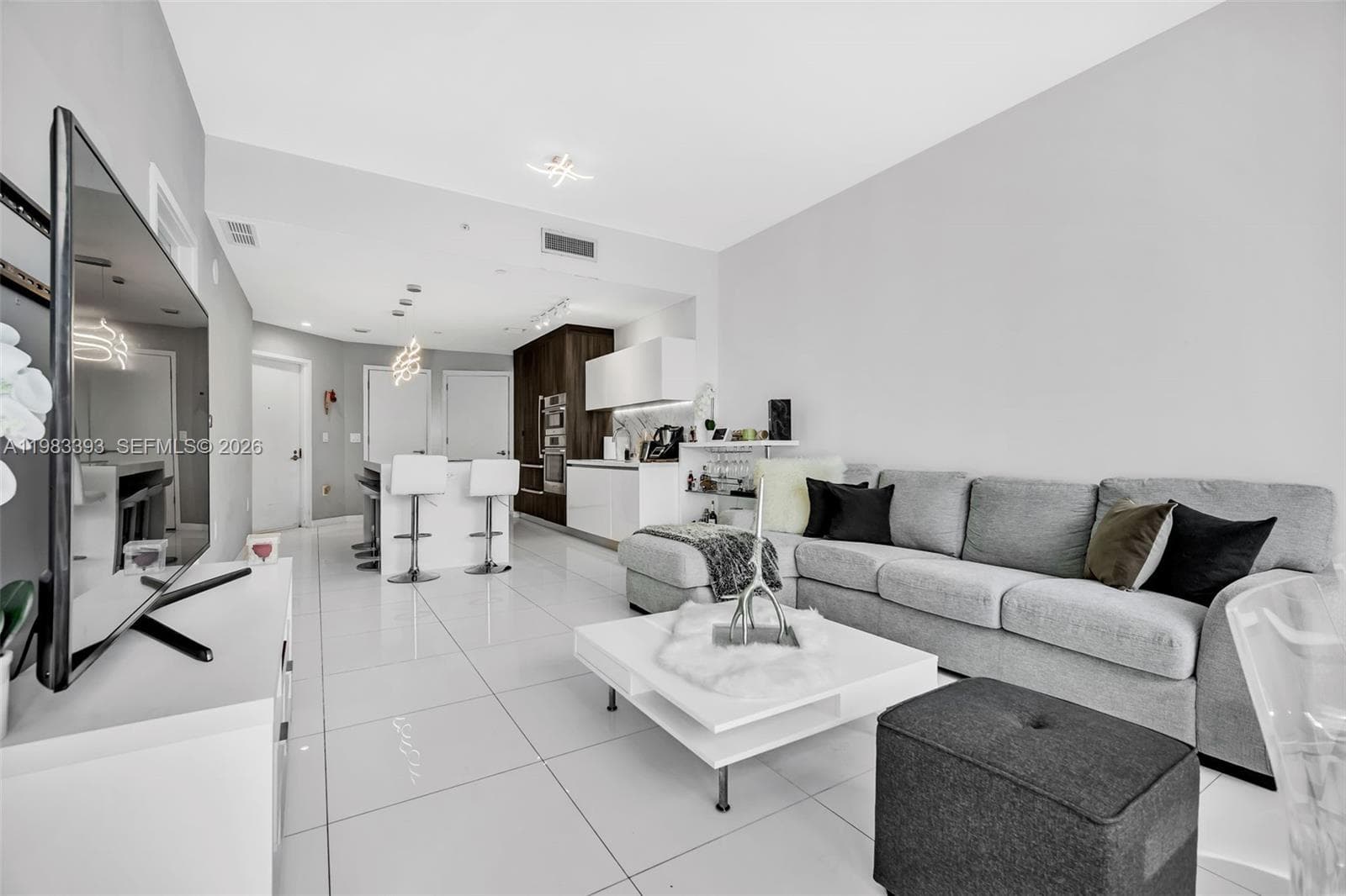 851 NE 1st Ave # 806, Miami FL 33132 — 3