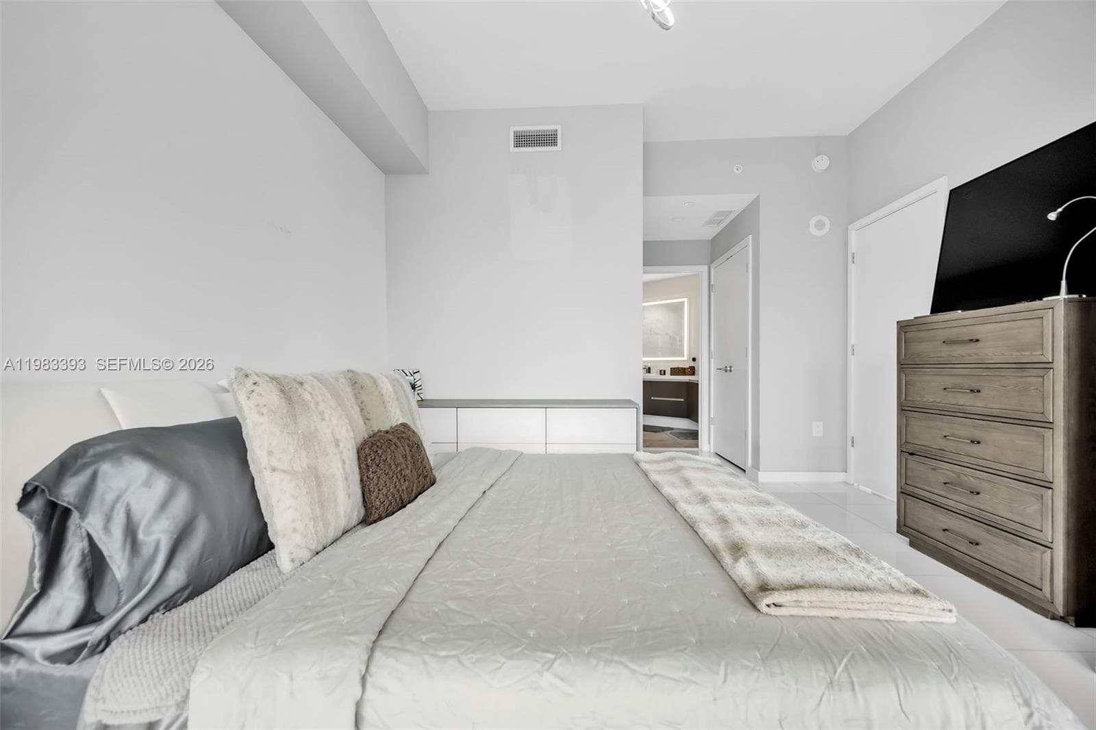 851 NE 1st Ave # 806, Miami FL 33132 — 8