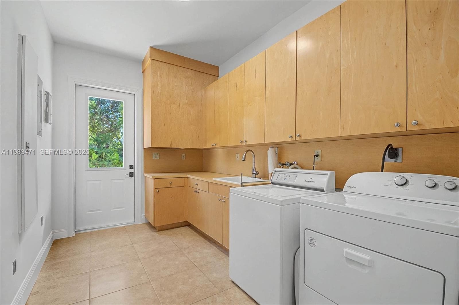 6075 SW 85th Ave, Miami FL 33143 — 33