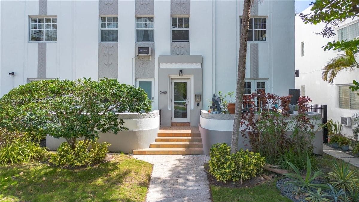 2463 Pine Tree Dr PH, Miami Beach FL 33140 — 2