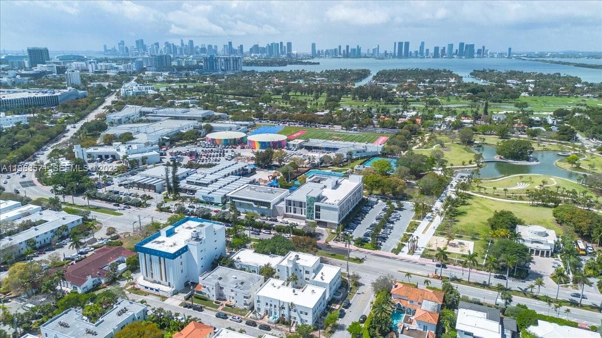 2463 Pine Tree Dr PH, Miami Beach FL 33140 — 32
