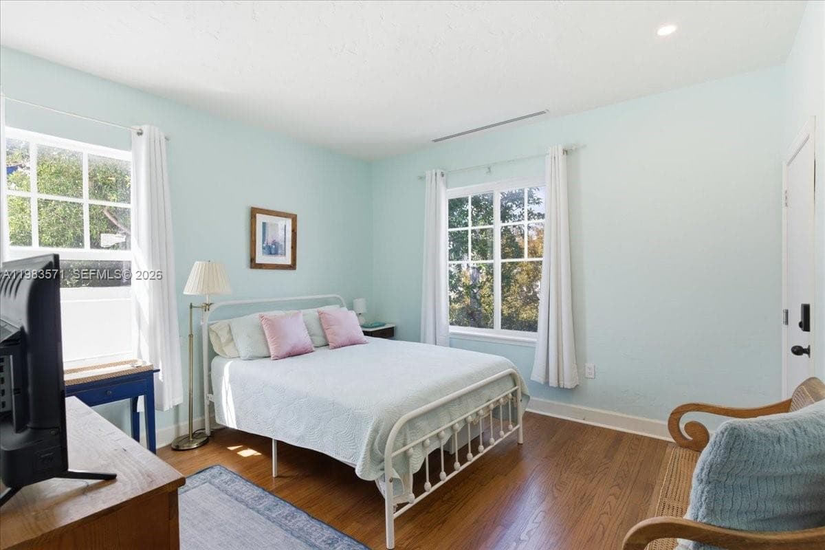 2463 Pine Tree Dr PH, Miami Beach FL 33140 — 24