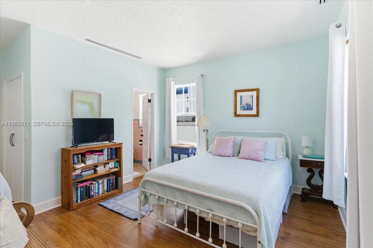 2463 Pine Tree Dr PH, Miami Beach FL 33140 — 25