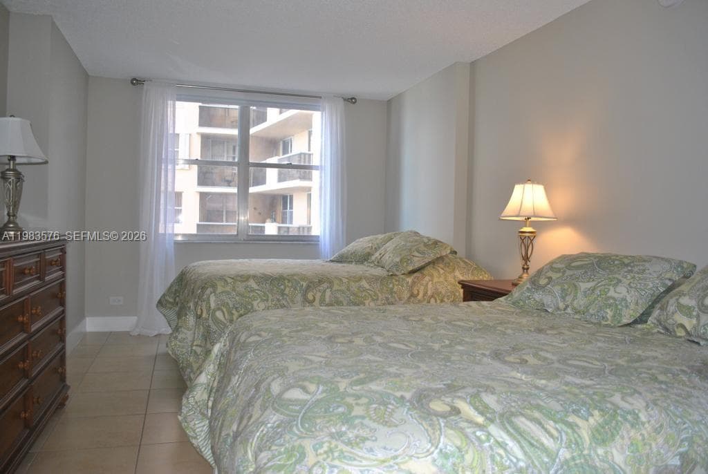 6039 Collins Ave # 1006, Miami Beach FL 33140 — 18