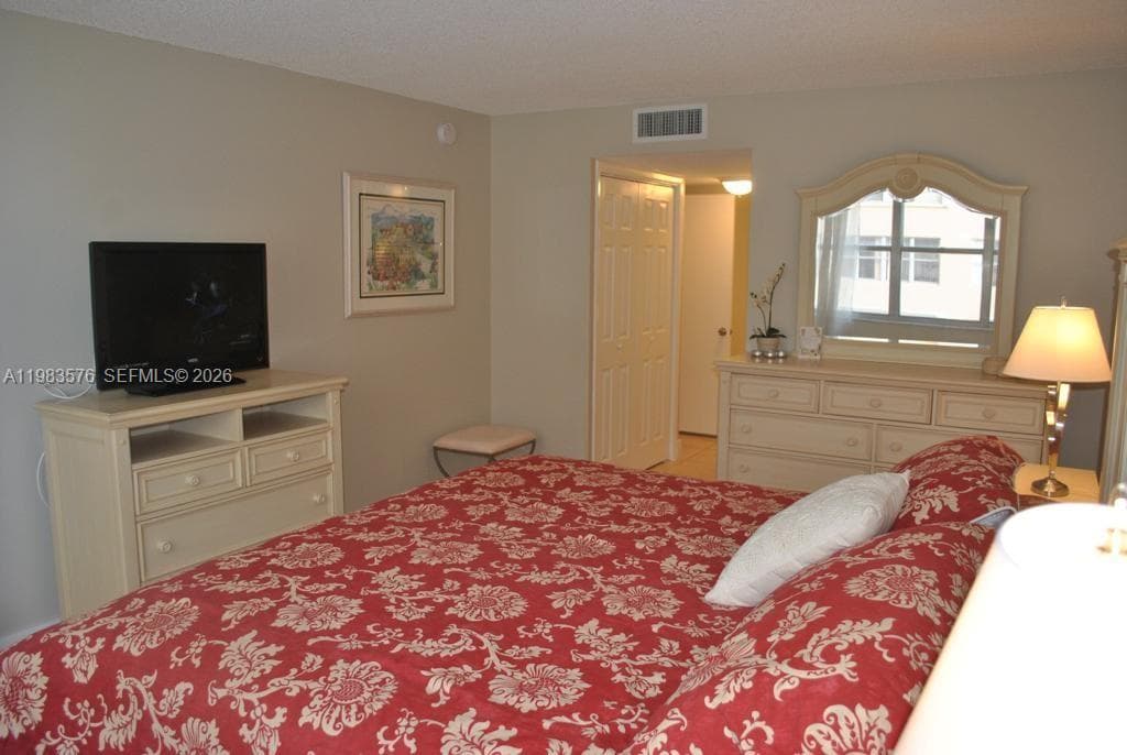 6039 Collins Ave # 1006, Miami Beach FL 33140 — 11
