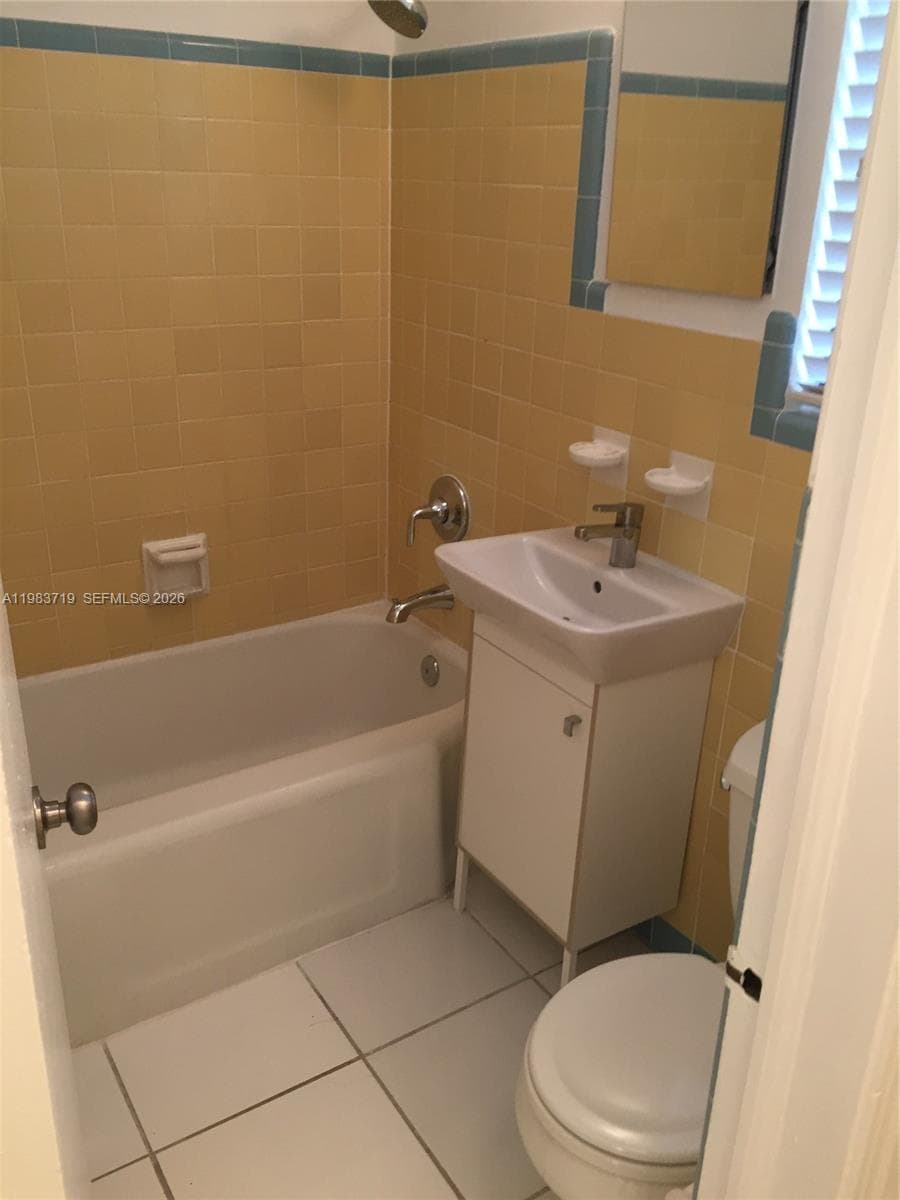 535 74 # 7, Miami Beach FL 33141 — 2