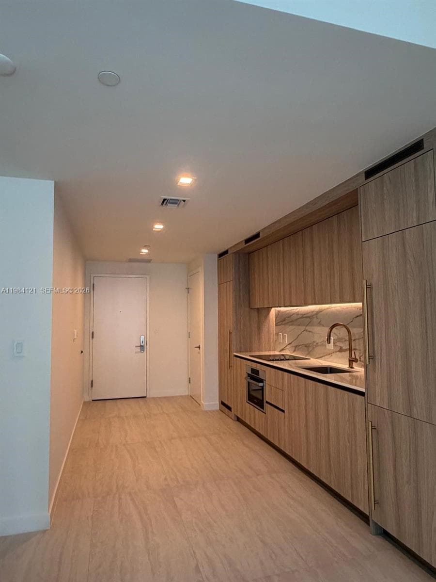 77 SE 5TH ST # 1611, Miami FL 33131 — 18