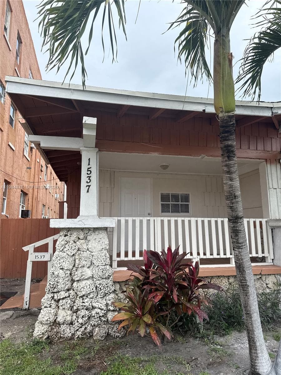 1545 NW 1st St # 1537, Miami FL 33125 — 2