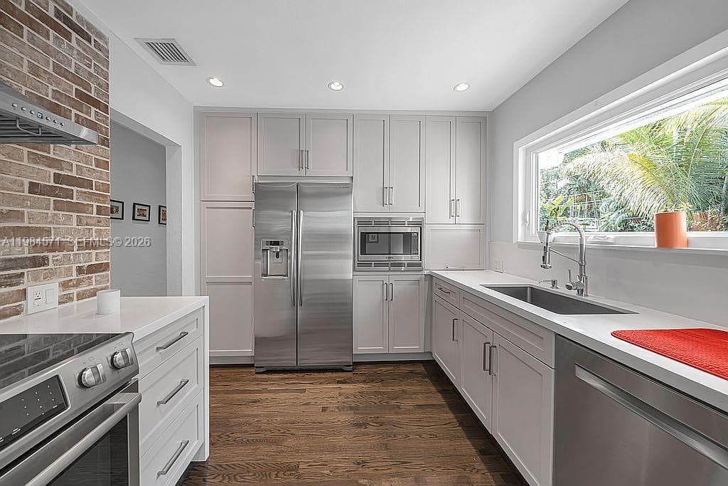 5850 SW 47 ST, Miami FL 33155 — 6