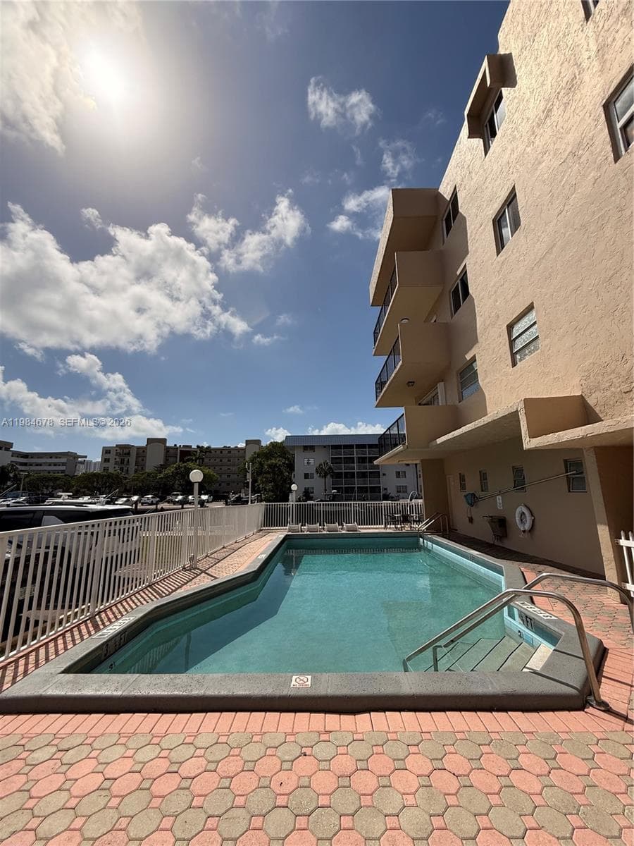 3860 NE 170th St # 304, North Miami Beach FL 33160 — 25