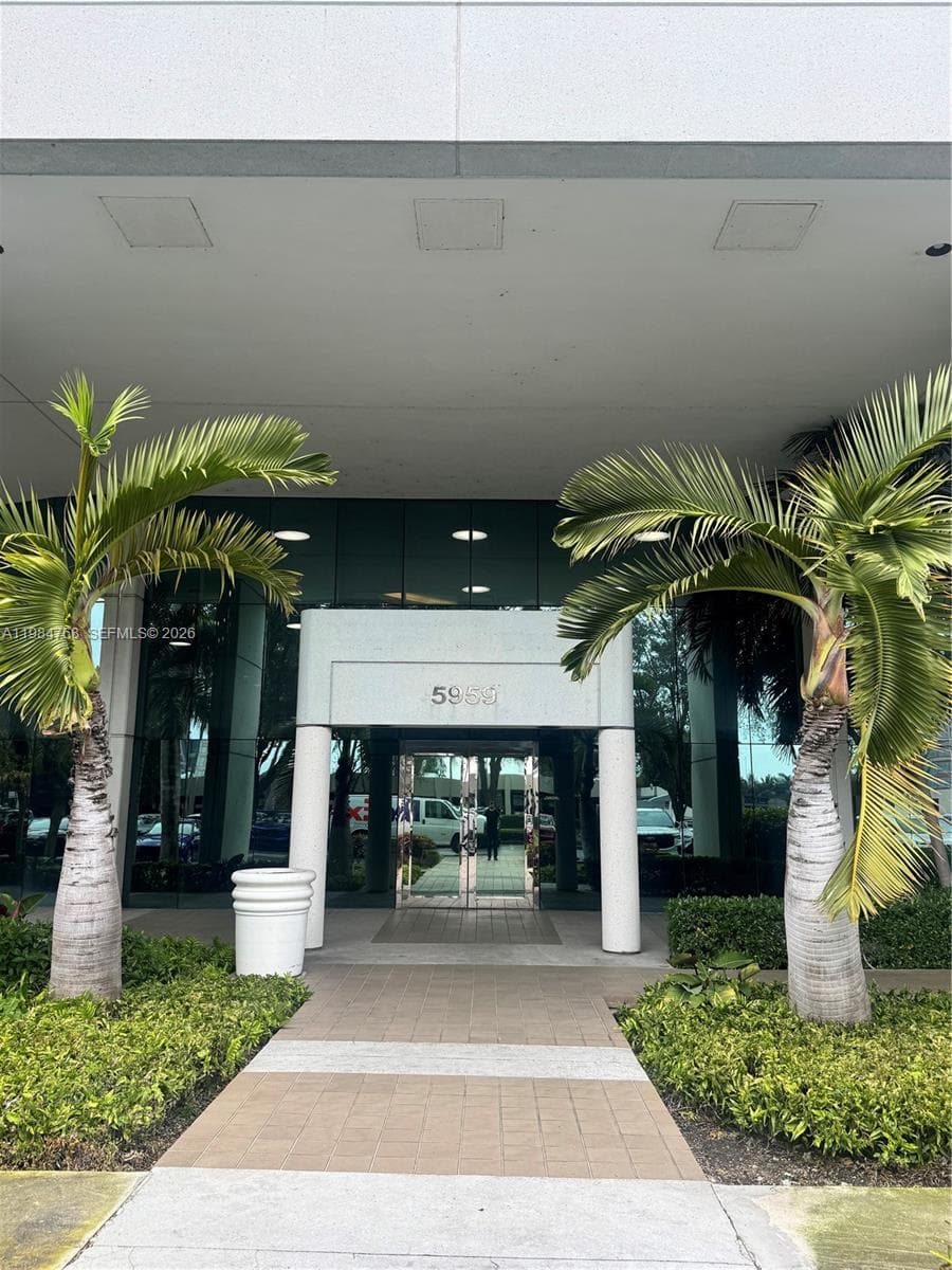 5959 Waterford District Dr # 101, Miami FL 33126 — 1