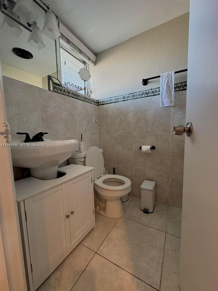 1530 NE 191st St # 241, Miami FL 33179 — 17