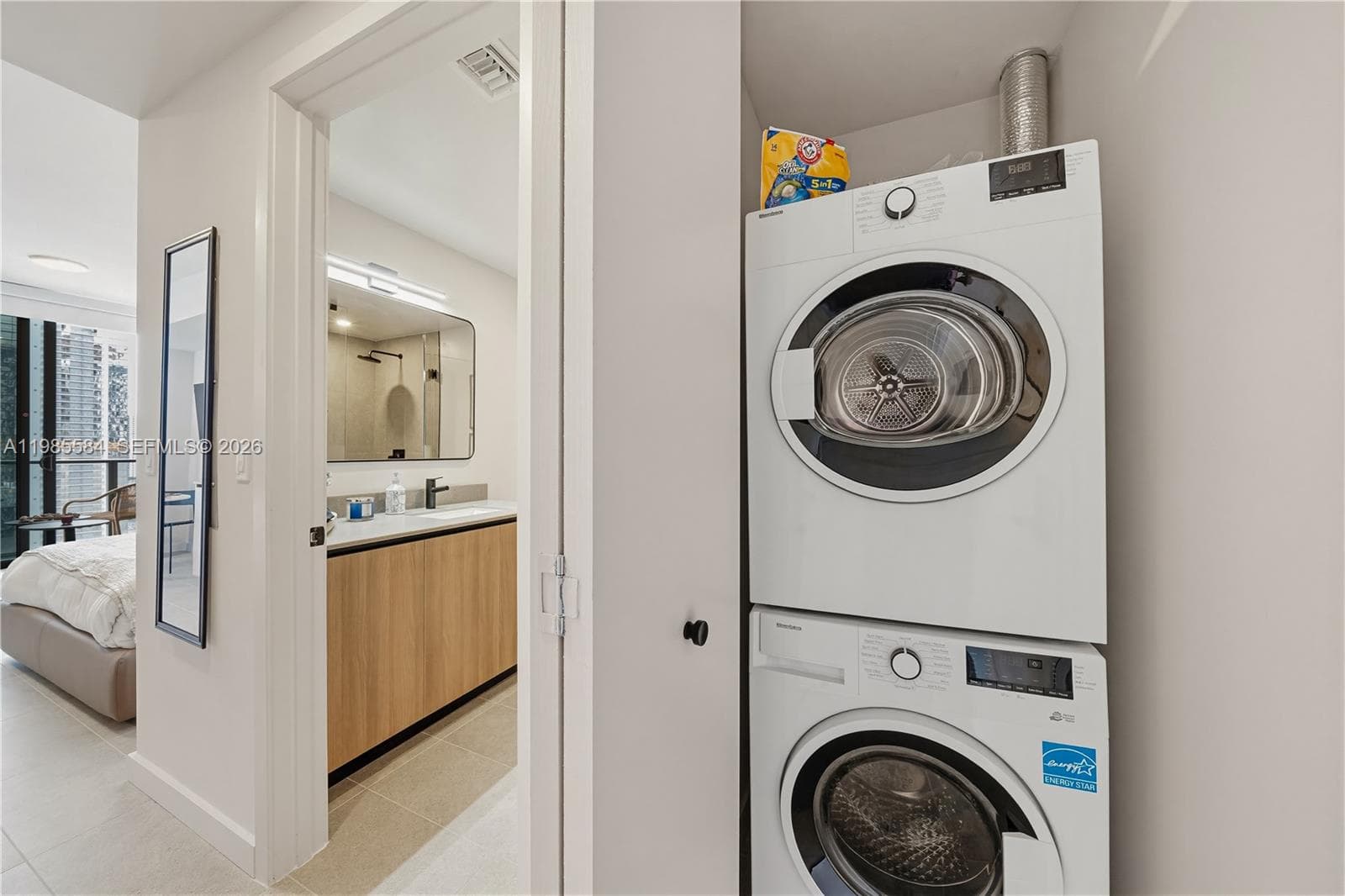 121 NE 5th # 2604, Miami FL 33132 — 22