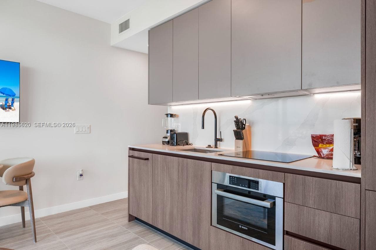 580 72nd St # 613, Miami Beach FL 33141 — 10