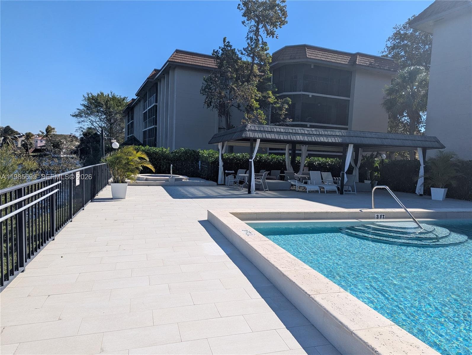601 Ives Dairy Rd # 8, Miami FL 33179 — 66