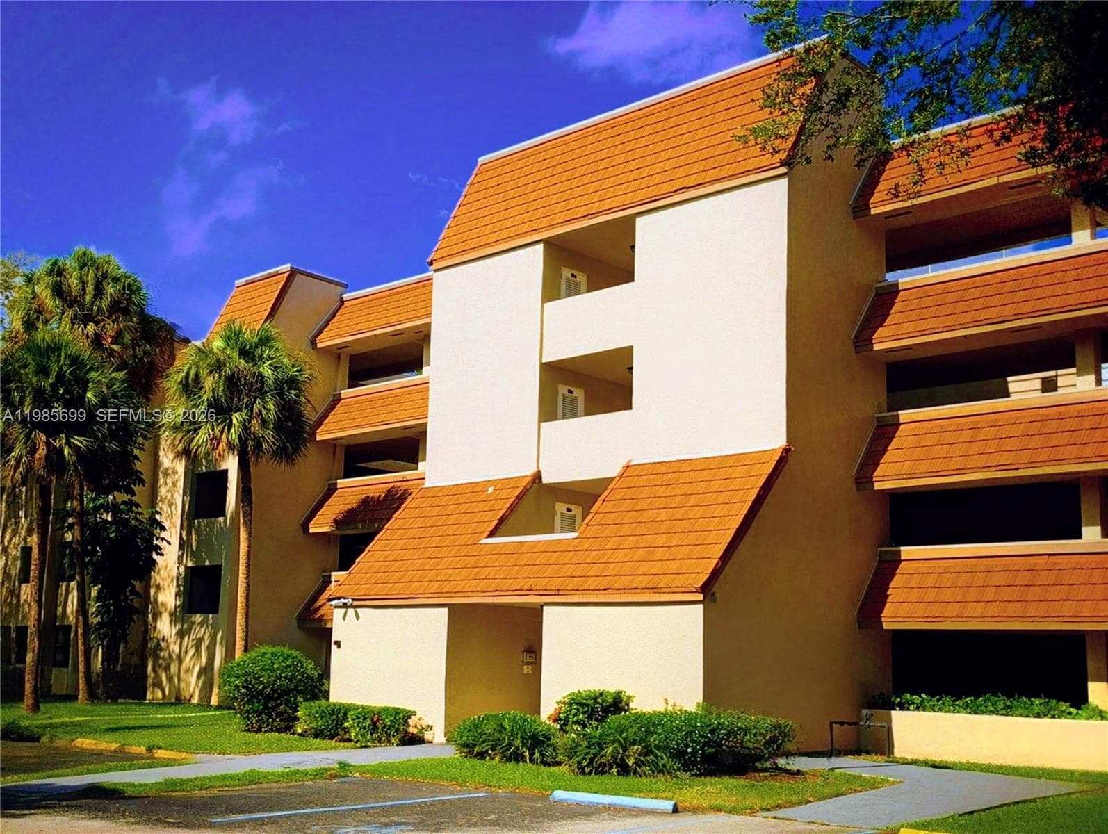 601 Ives Dairy Rd # 8, Miami FL 33179 — 1
