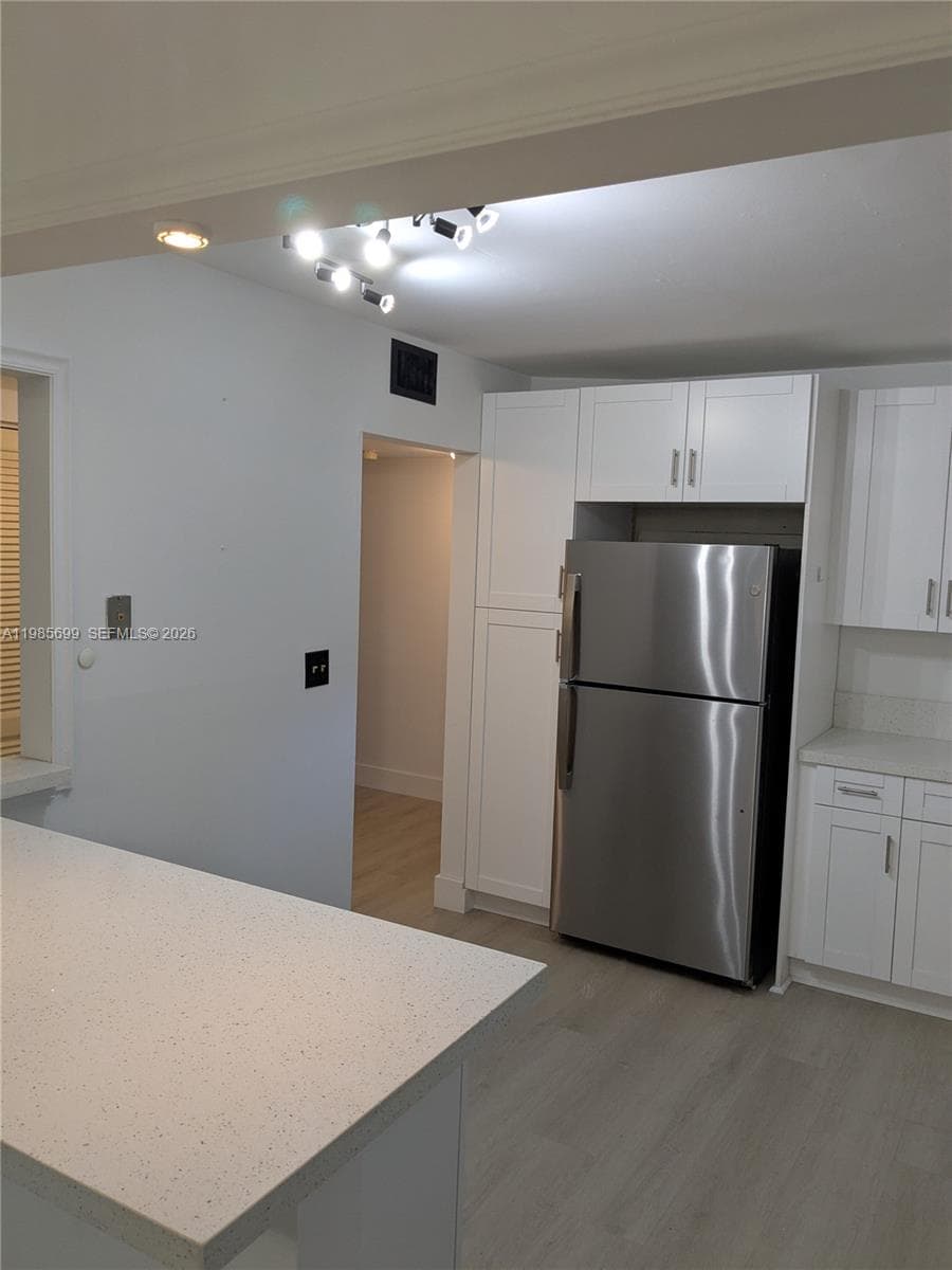 601 Ives Dairy Rd # 8, Miami FL 33179 — 34