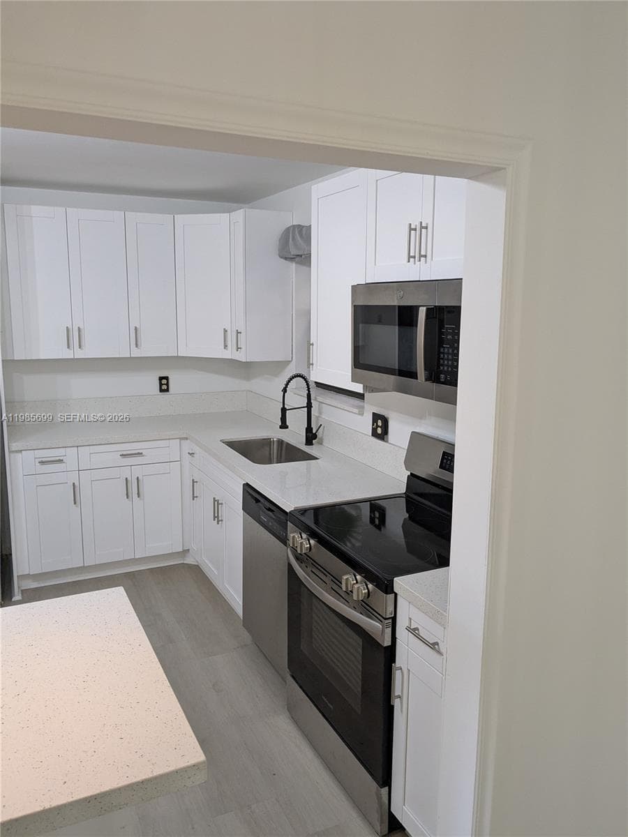 601 Ives Dairy Rd # 8, Miami FL 33179 — 33