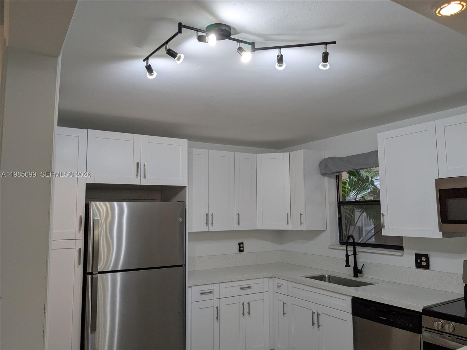 601 Ives Dairy Rd # 8, Miami FL 33179 — 40