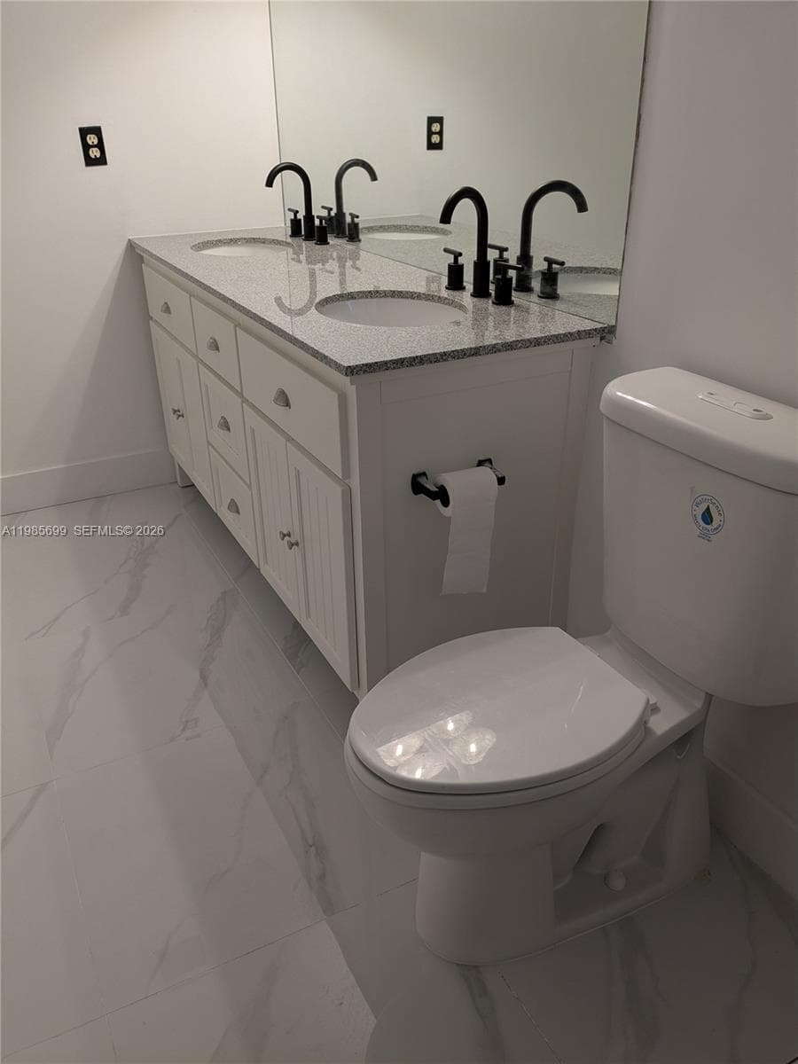 601 Ives Dairy Rd # 8, Miami FL 33179 — 8