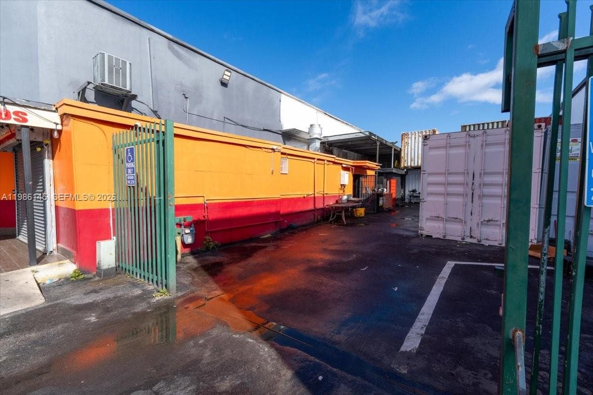 3595 NW 54th St, Hialeah FL 33142 — 14