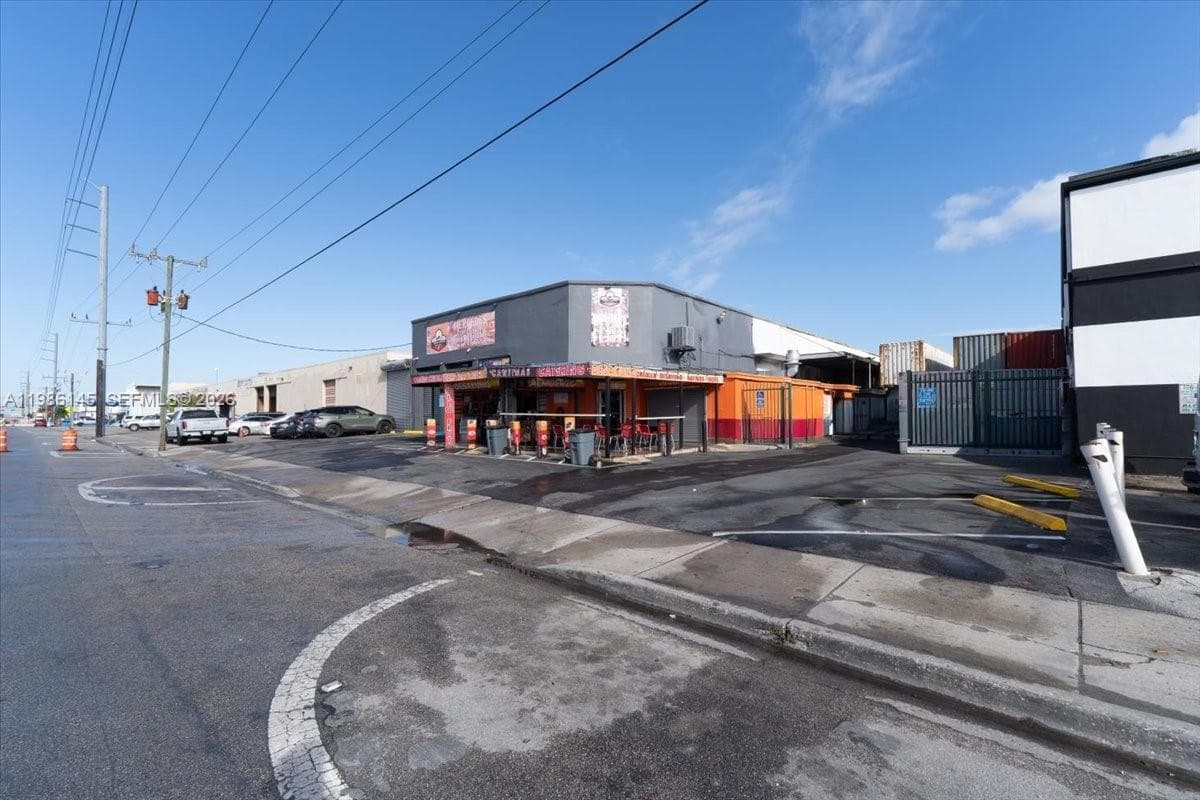 3595 NW 54th St, Hialeah FL 33142 — 11