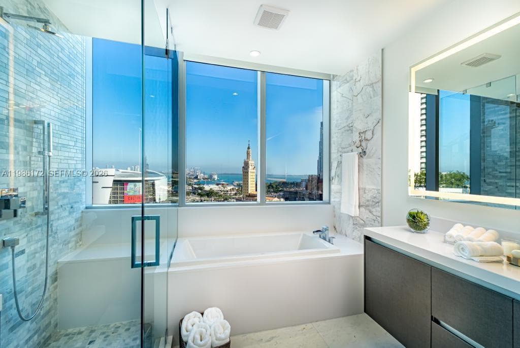 851 NE 1st Ave # 1011, Miami FL 33132 — 3