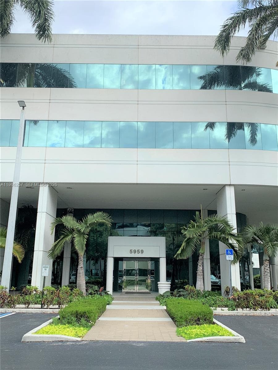 5959 Waterford District Dr # 305, Miami FL 33126 — 2